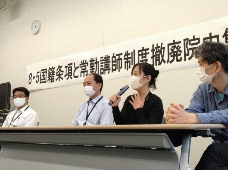 đối thoại giữa giáo viên nước ngoài và chính quyền